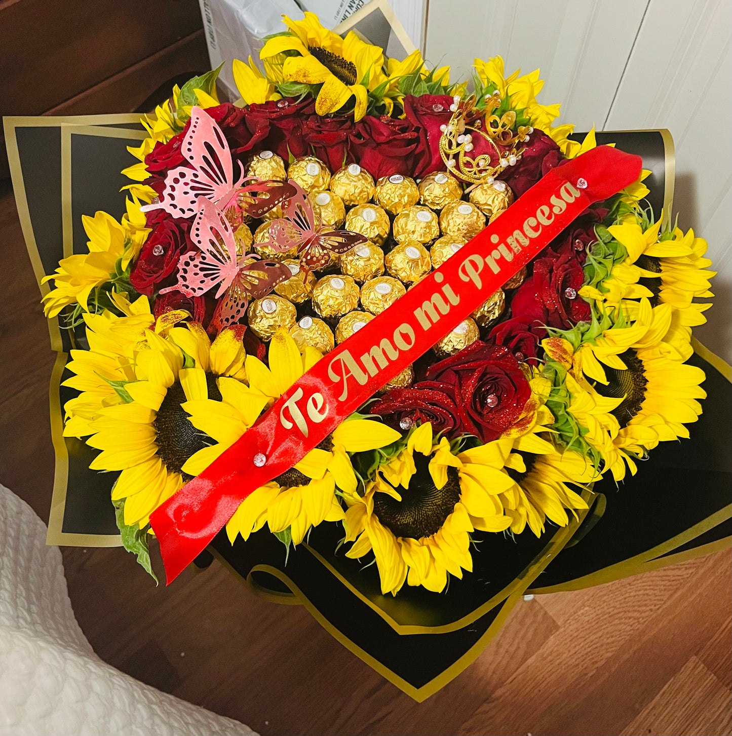Arreglo personalizado de Rosas con Girasol y Bombones Ferreros
