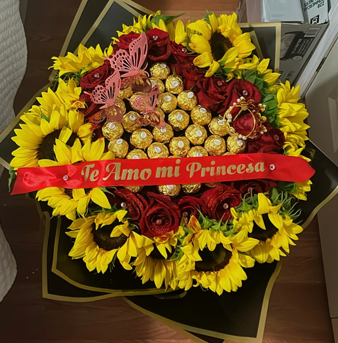 Arreglo personalizado de Rosas con Girasol y Bombones Ferreros