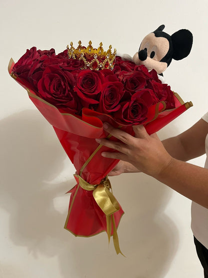 Ramo de 50 rosas con peluche y corona