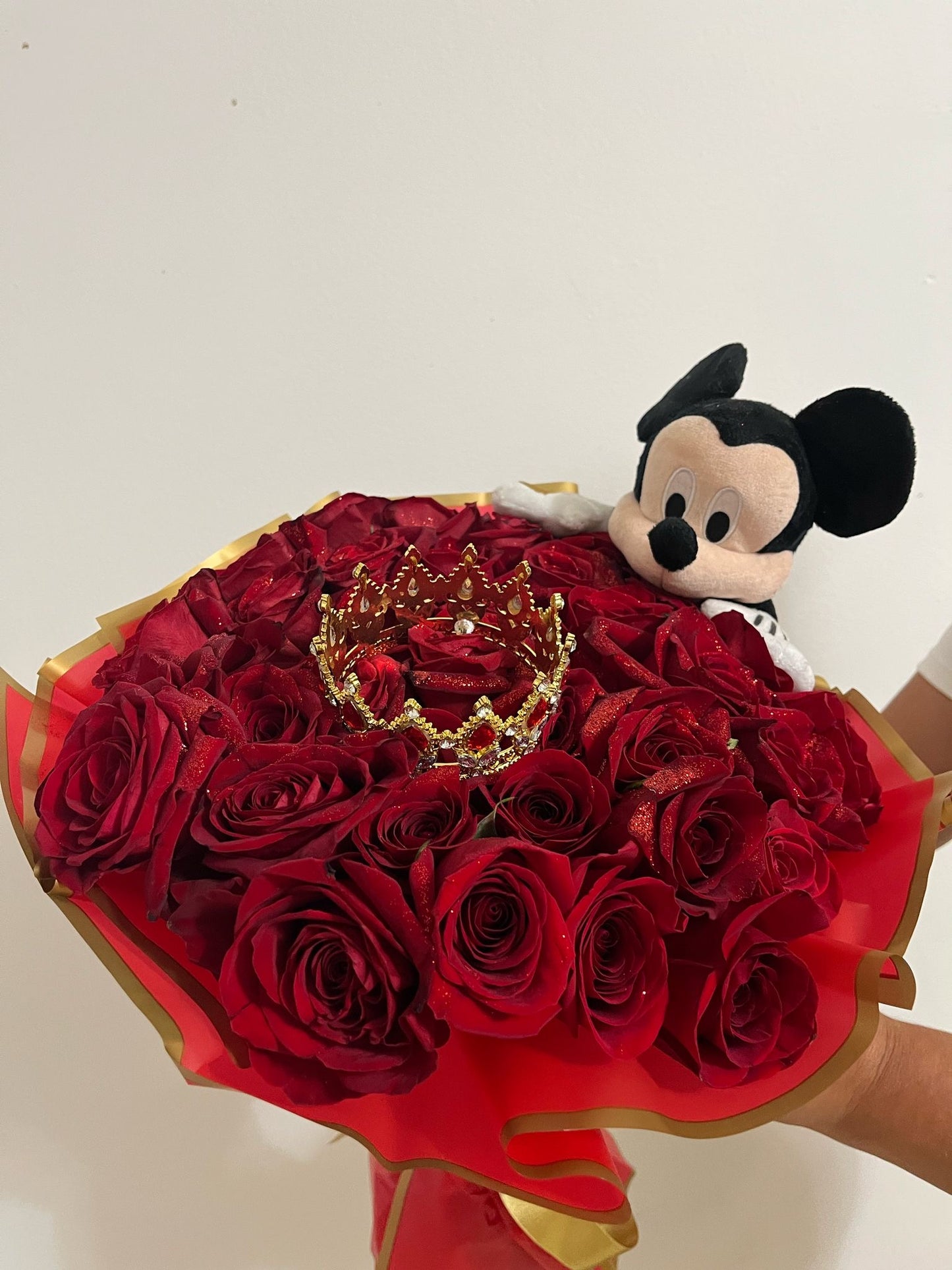 Ramo de 50 rosas con peluche y corona