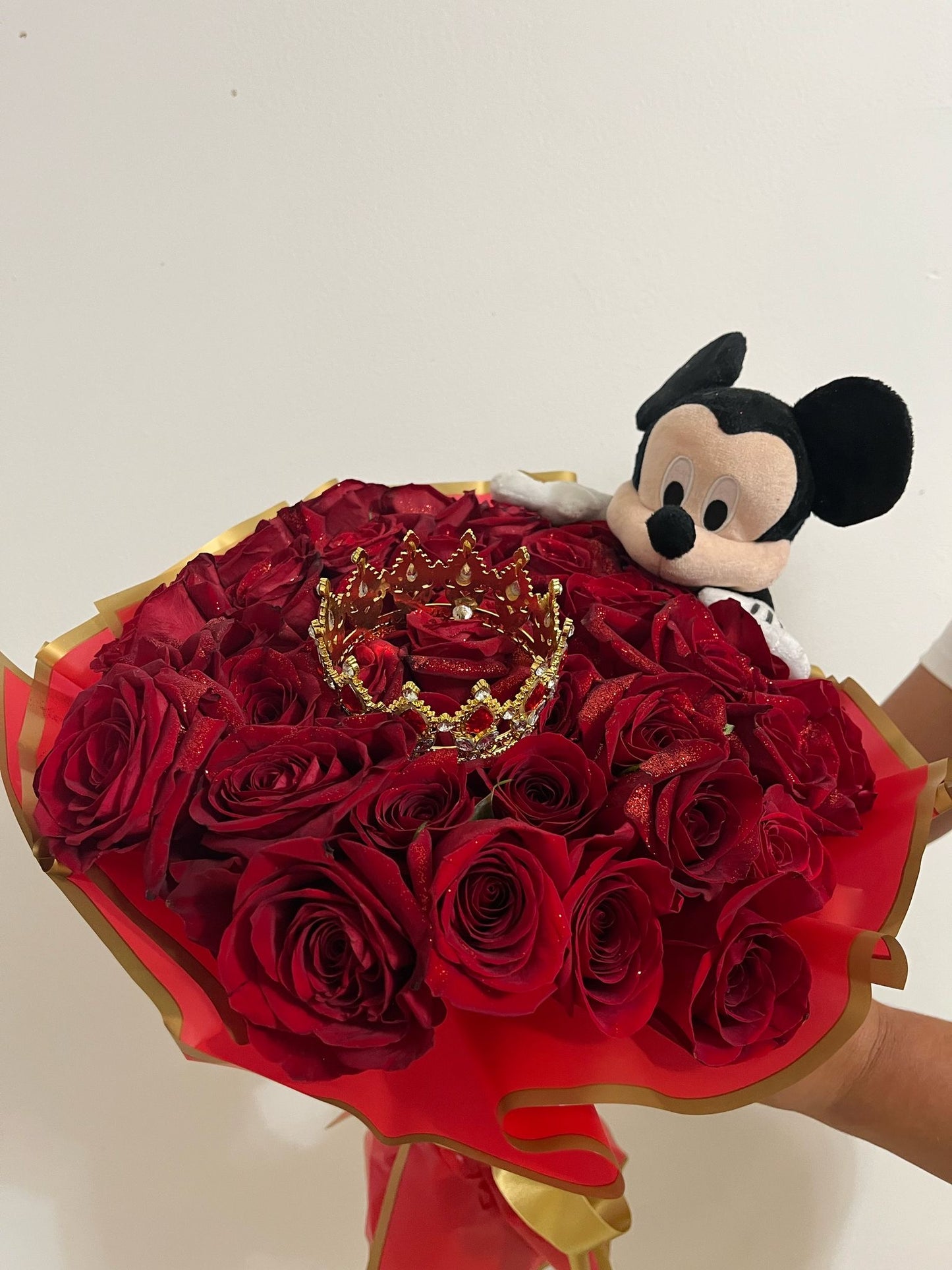 Ramo de 50 rosas con peluche y corona