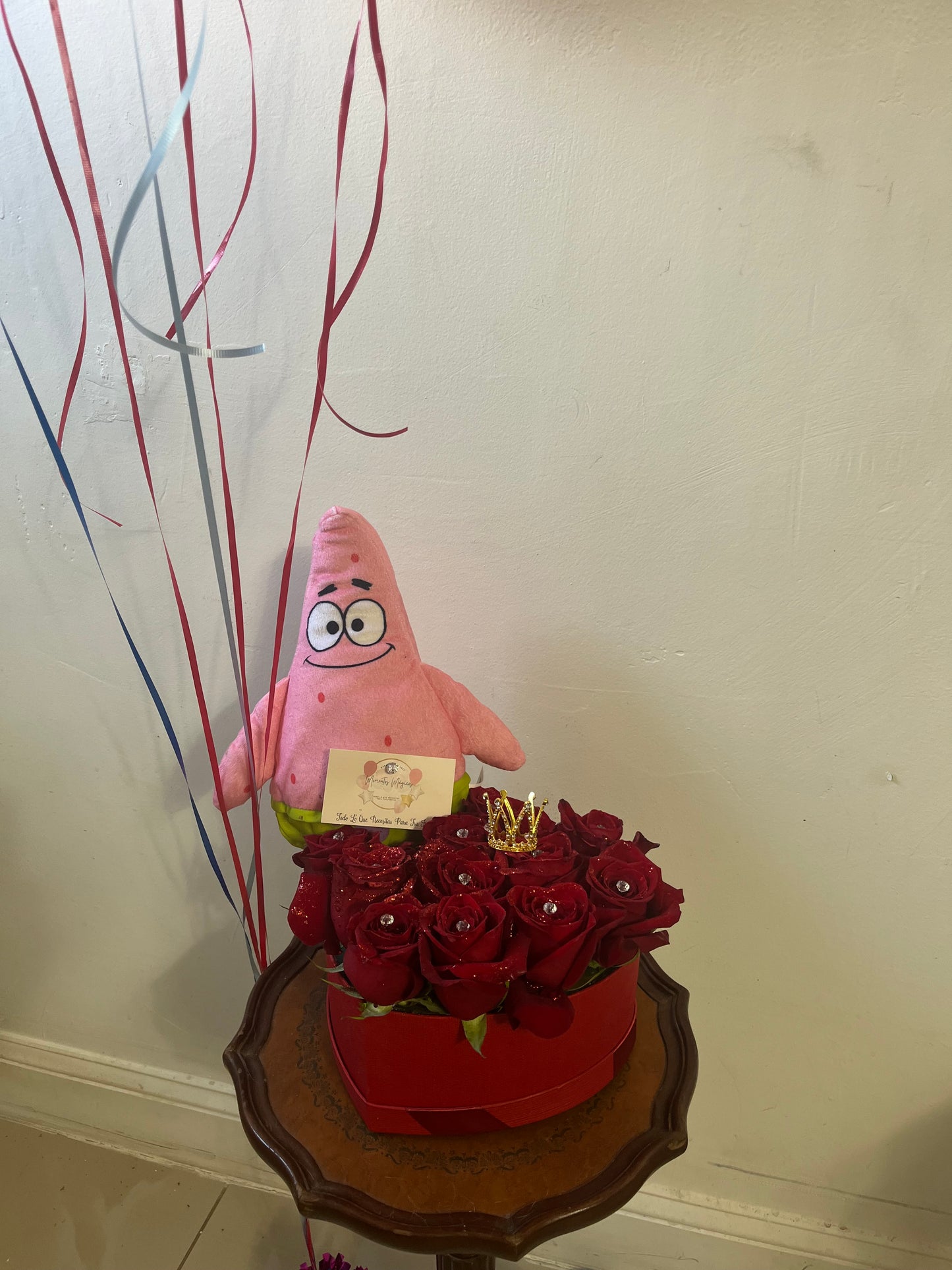 Caja de arreglos 15 rosas y peluche incluye entrega sorpresa