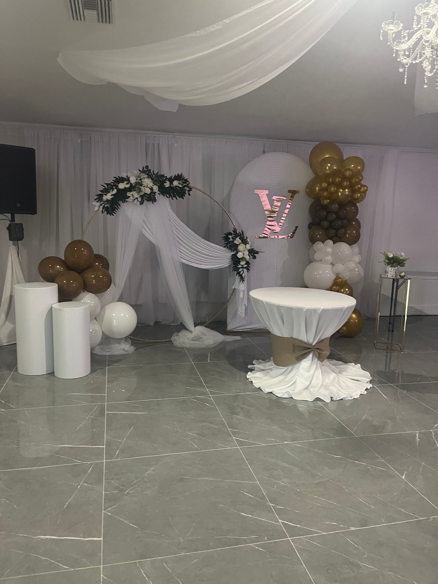 Decoración de tela y globos