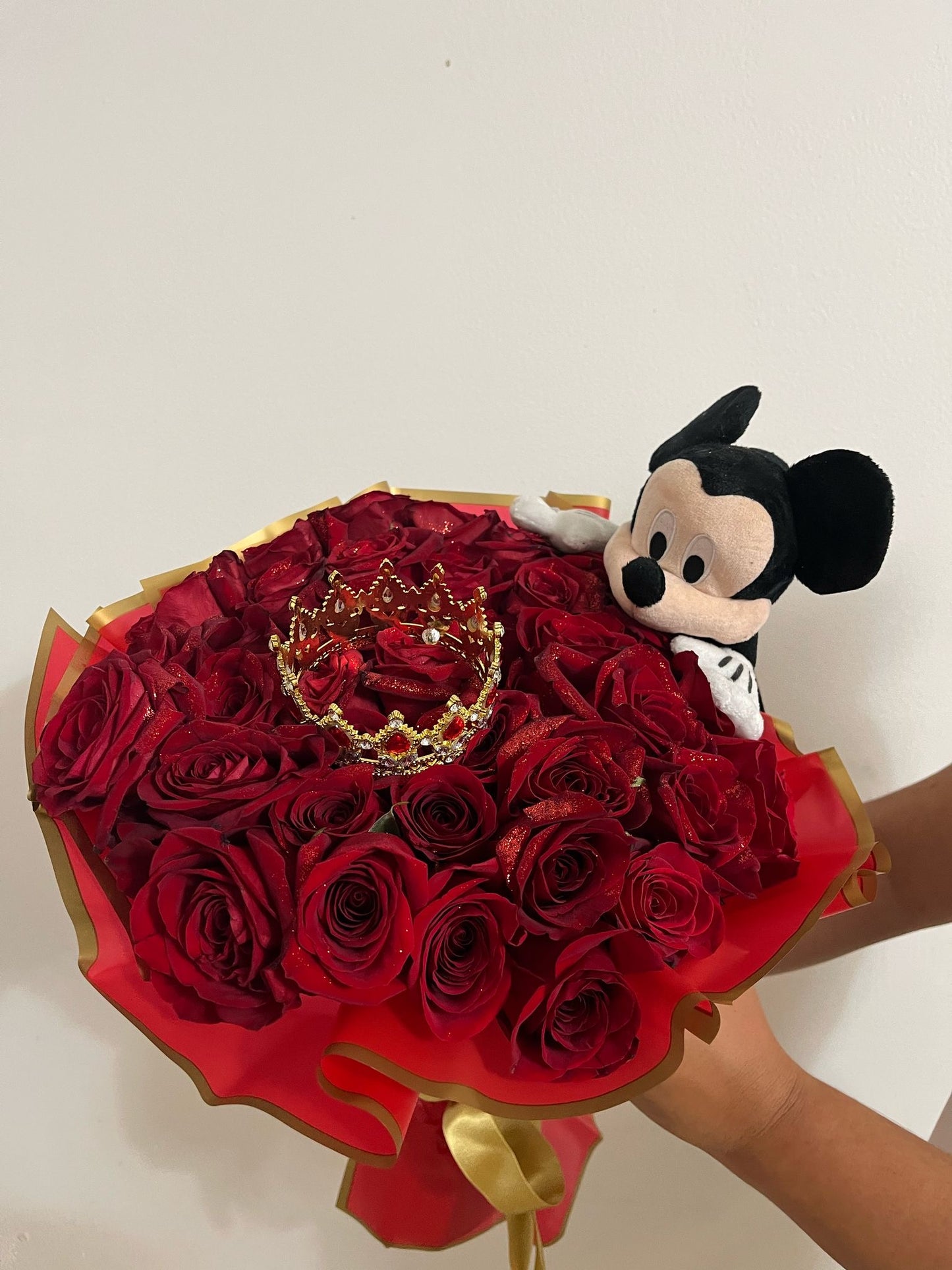 Ramo de 50 rosas con peluche y corona