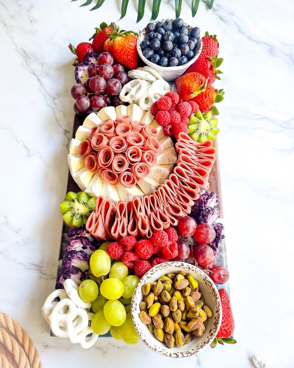 Tabla de carnes frías,quesos y frutas