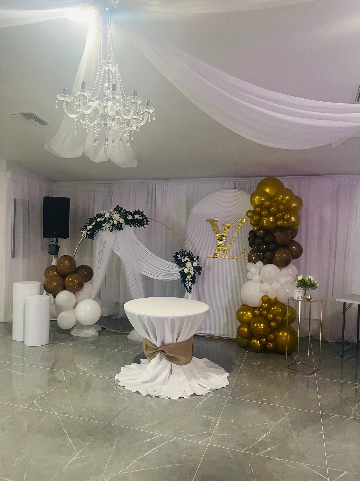 Decoración de tela y globos