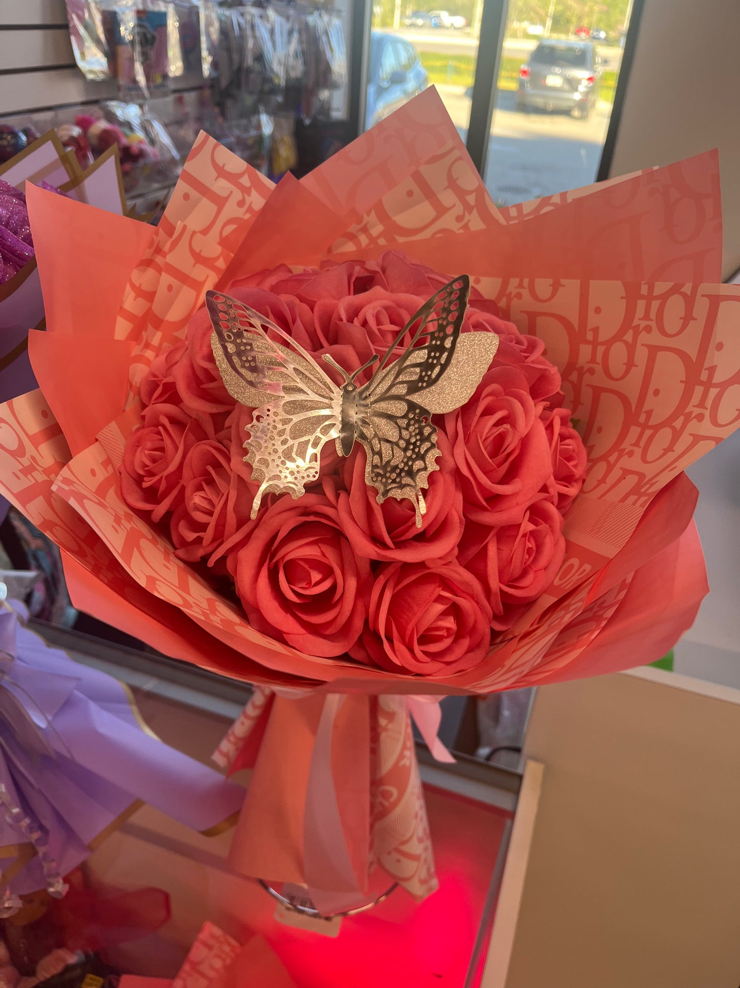 Ramo rosa y papel D mariposa