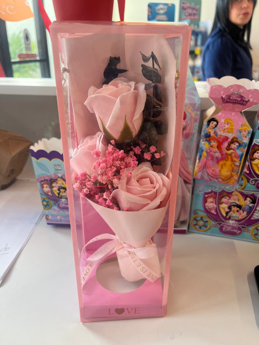 Arreglo Rosado con caja y cadena Colgante